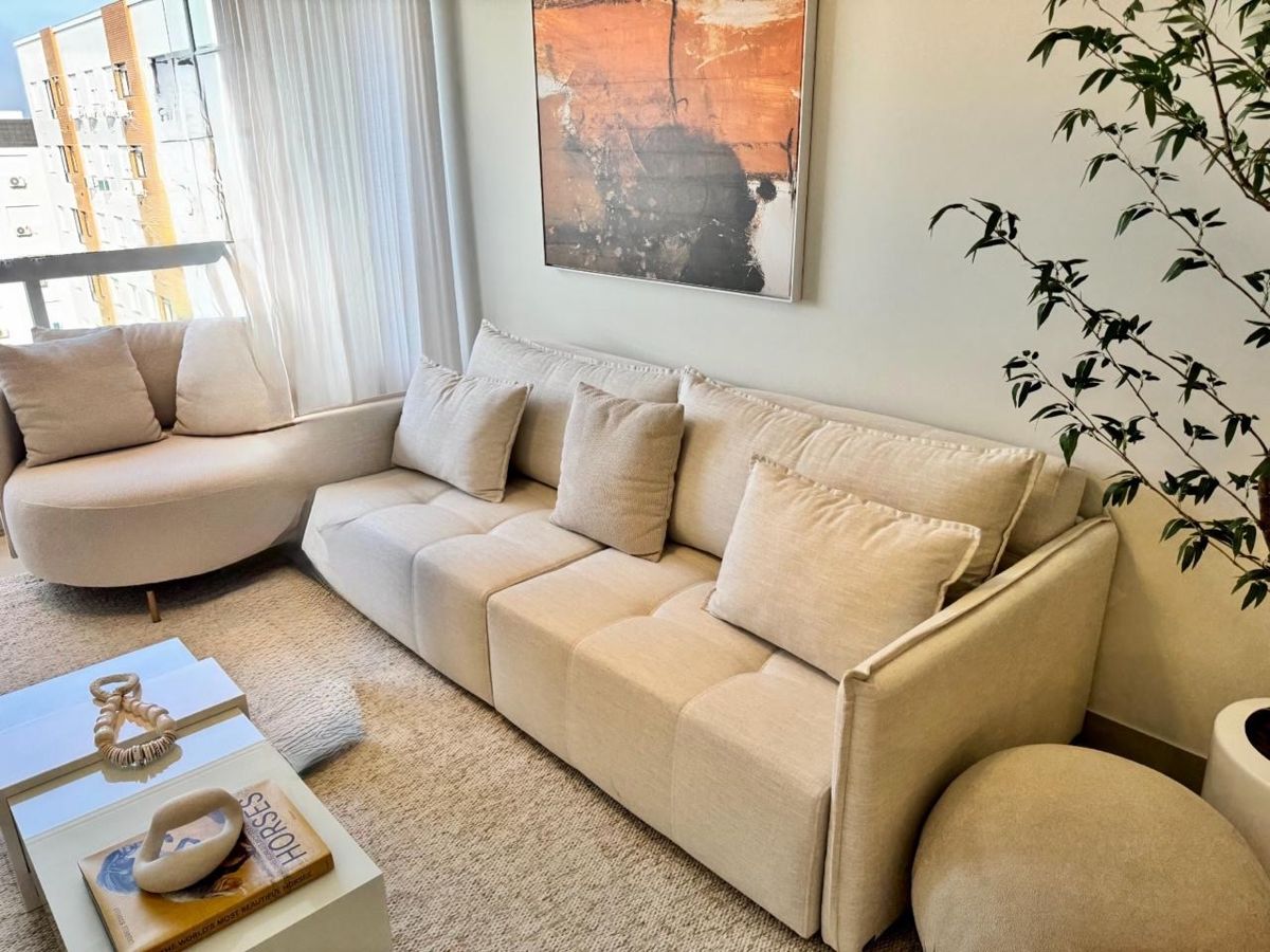 Sala com sofá que vira cama – apartamento em Capão da Canoa