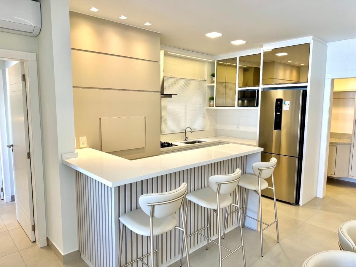Cozinha com balcão – apartamento em Capão da Canoa