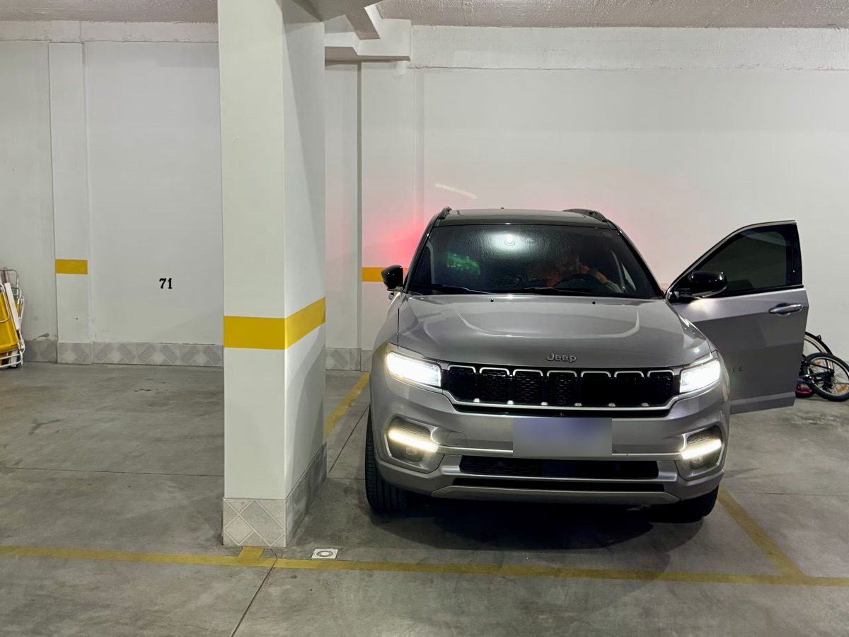 Garagem: vista frontal – apartamento em Capão da Canoa